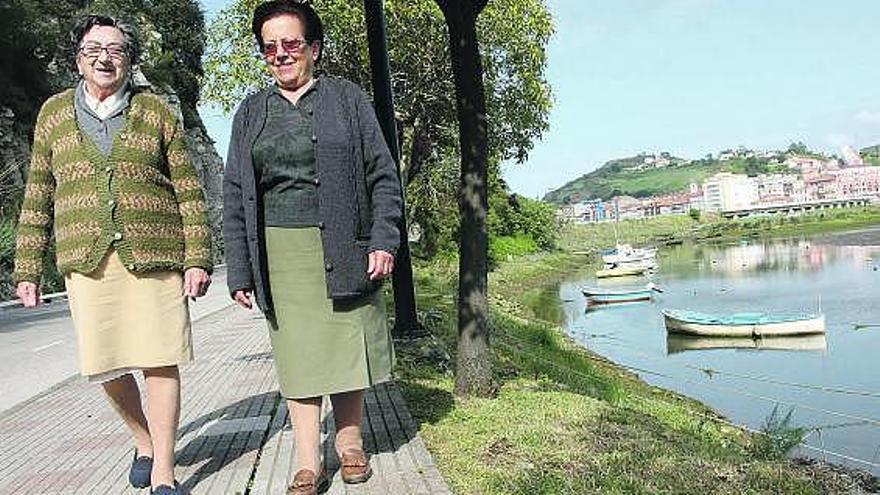 Por la izquierda, Enedina Braña y Arselina Blanco, en la zona donde se ha proyectado la senda fluvial del Sella.