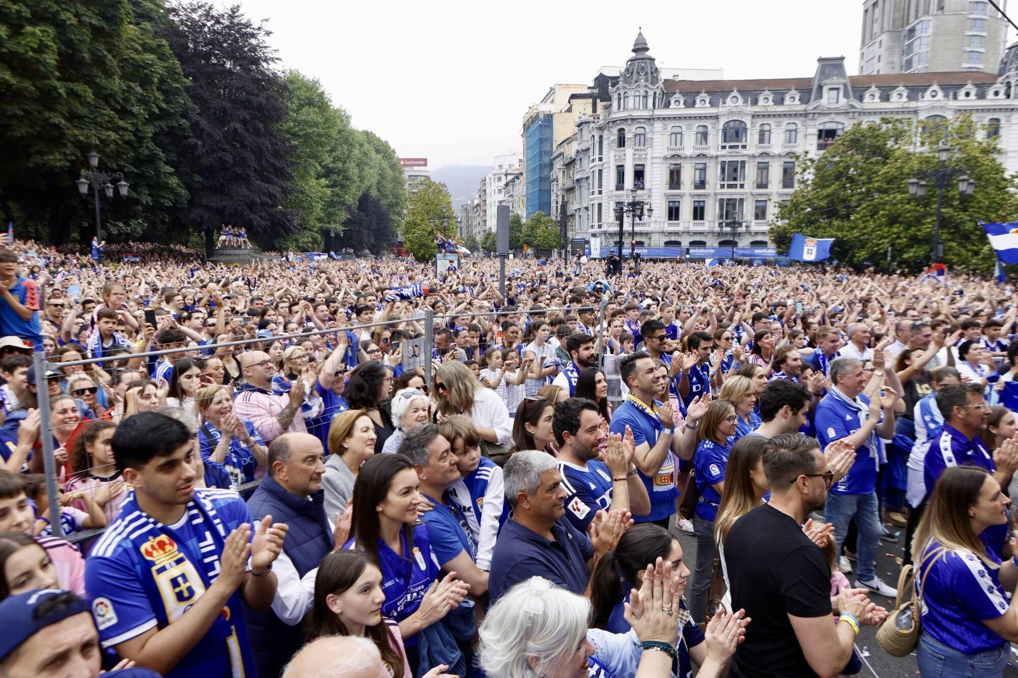 Locura azul en las calles de Oviedo para celebrar el ascenso del equipo a Primera División