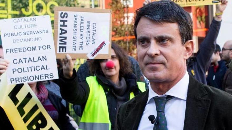 Manuel Valls, ahir, davant dels manifestants