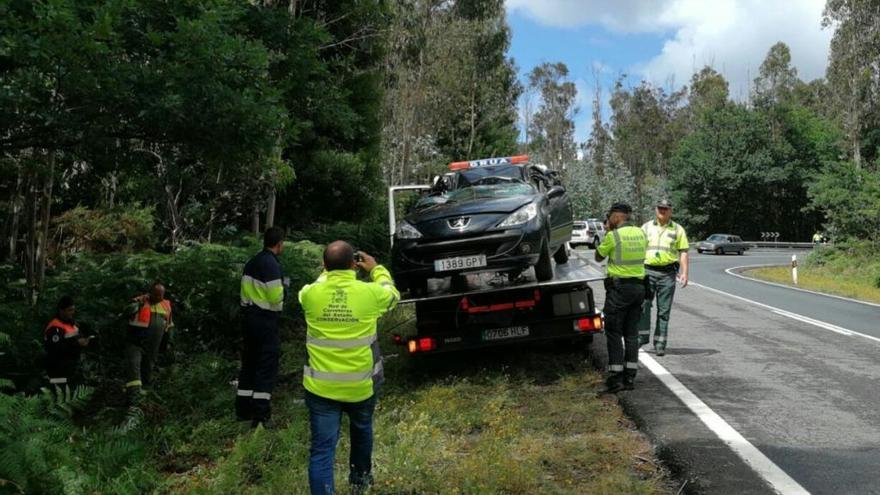 El vehículo accidentado en Castroloureiro, ya en la grúa.