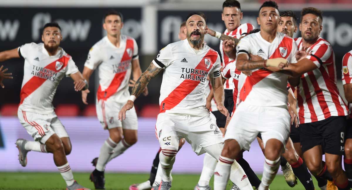 Un momento del partido entre River Plate y Estudiantes en La Plata.