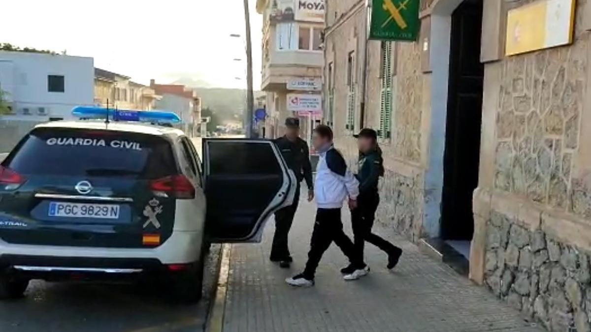 El detenido por el robo en un restaurante en Son Servera, escoltado por la Guardia Civil hasta un coche patrulla.