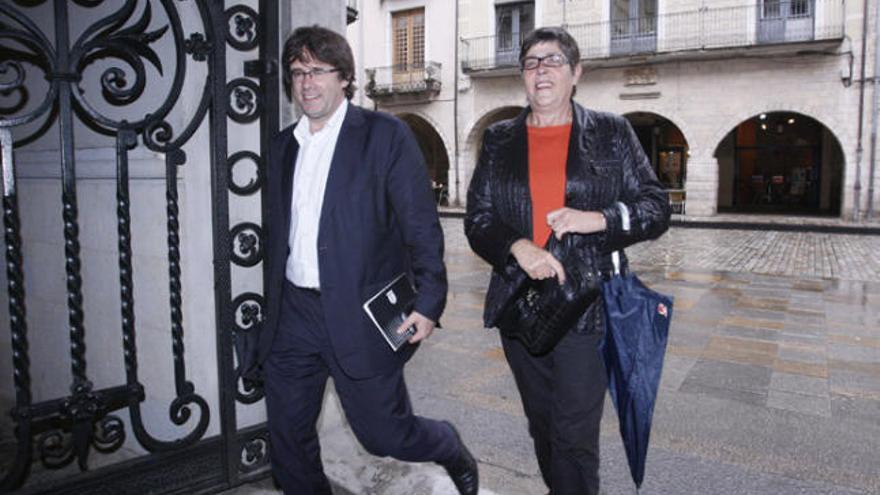 L&#039;alcaldessa en funcions, Anna Pagans, i el candidat més votat, Carles Puigdemont arribant a la trobada que van mantenir a l&#039;alcaldia.