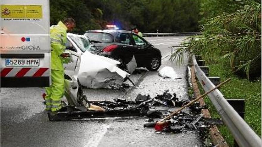 Imatge de l&#039;accident mortal entre tres vehicles, ahir a la variant de Girona, abans de la sortida cap a Celrà.