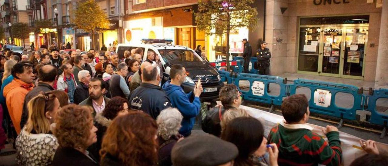 Protesta de familiares y trabajadores de Apta frente a la sede de la ONCE en Gijón el pasado noviembre.