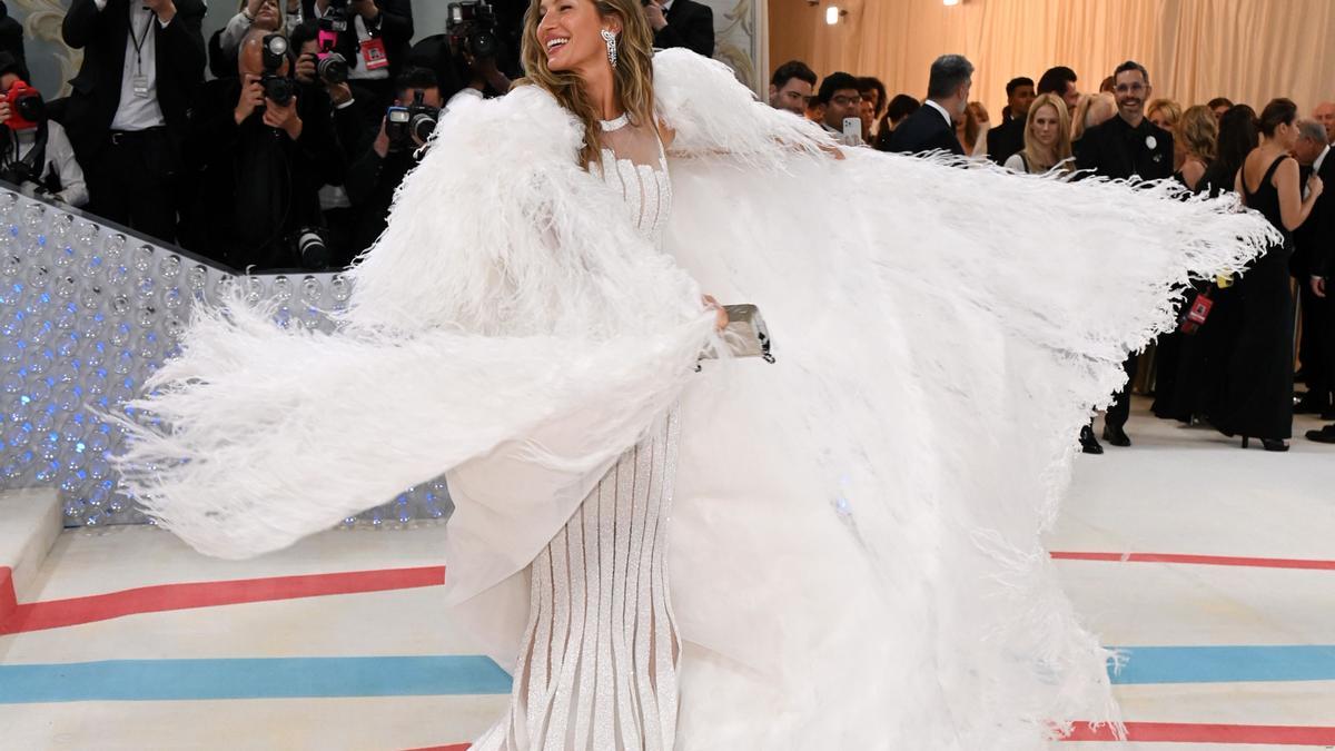 Gisele Bündchen renace como un cisne con plumas y transparencias para la Gala MET 2023