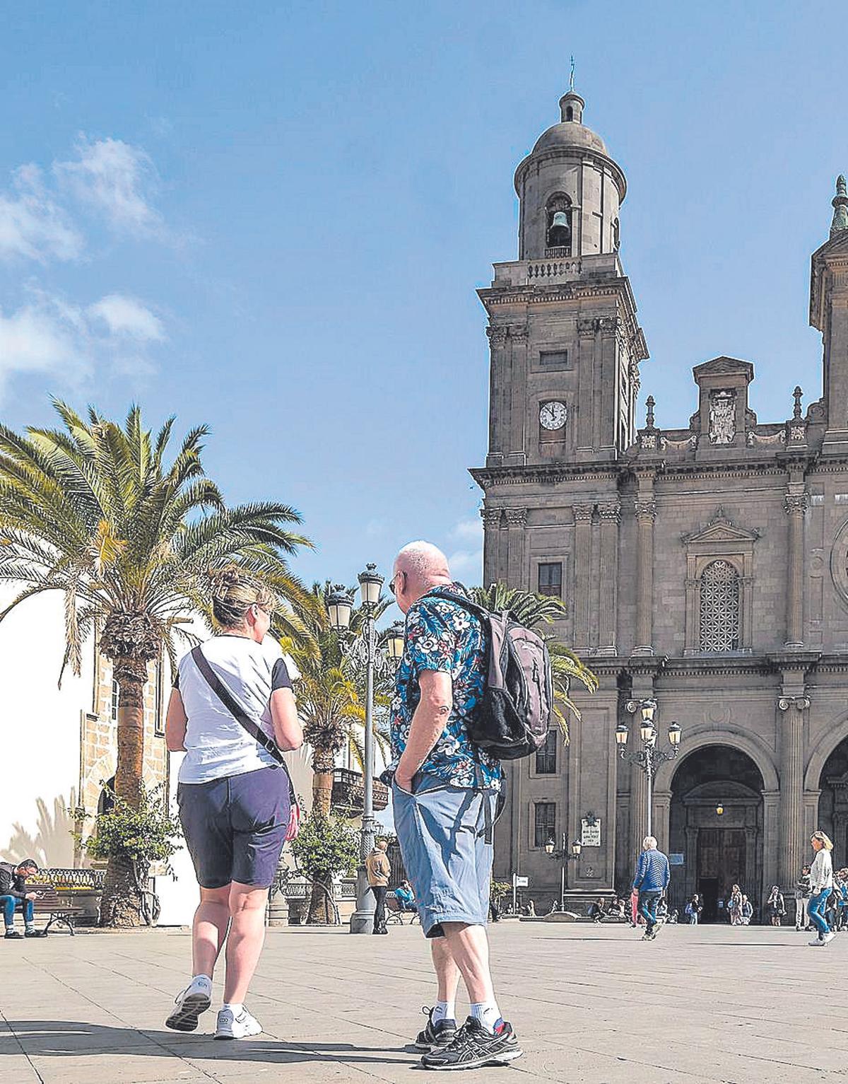 Una pareja de turistas de paseo por Las Palmas de Gran Canaria.