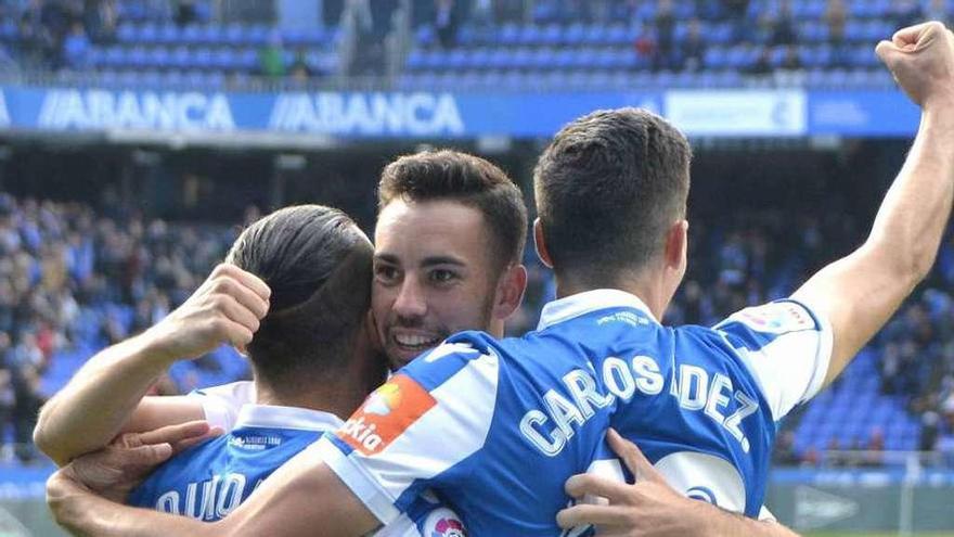 Edu Expósito celebra con Quique y Carlos Fernández uno de los goles conseguidos ante el Reus.