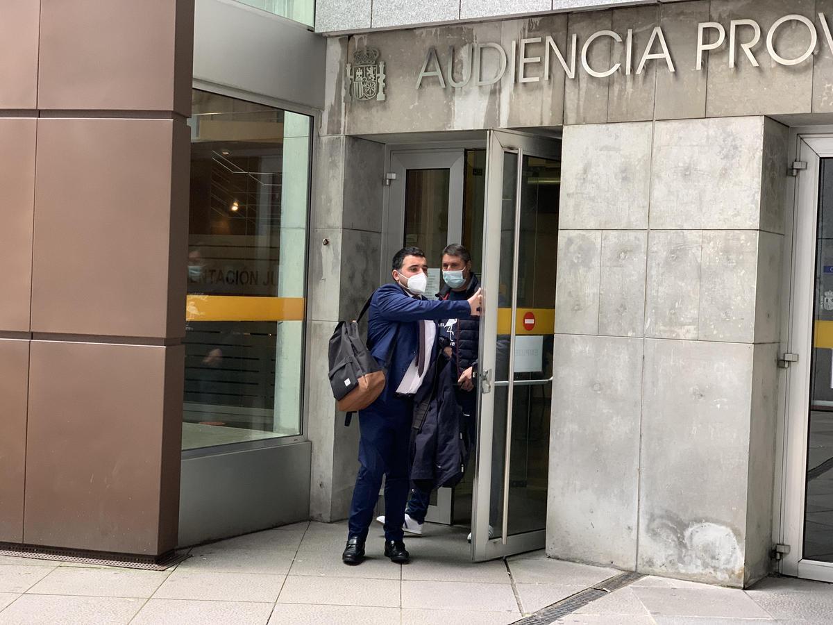 El acusado sale de los juzgado precedido de su abogado.