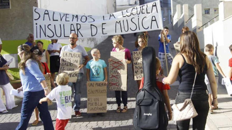 Imagen de una concentraciòn a favor de la Escuela Insular de Música. | fuselli