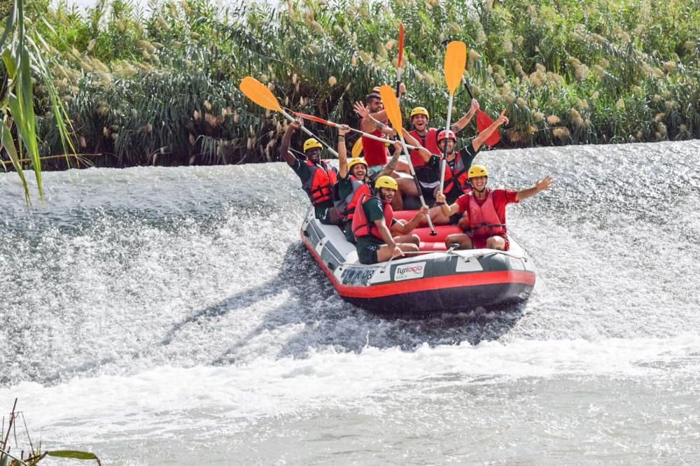 Los jugadores del Elche disfrutan haciendo rafting en el río Segura