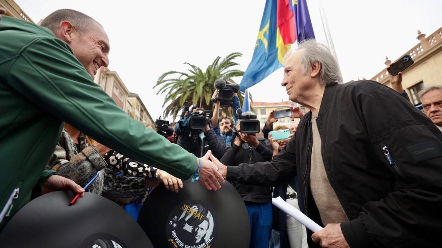 Así fue la llegada de Joan Manuel Serrat a Oviedo para recibir el premio &quot;Princesa de Asturias&quot; de la Artes