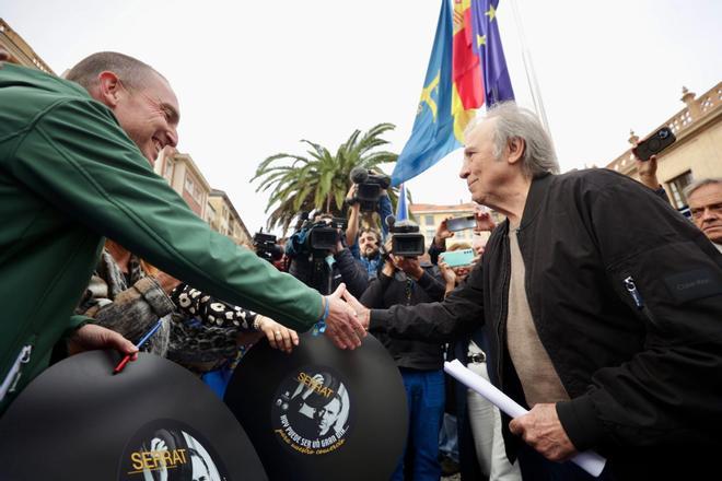 Así fue la llegada de Joan Manuel Serrat a Oviedo para recibir el premio "Princesa de Asturias" de la Artes