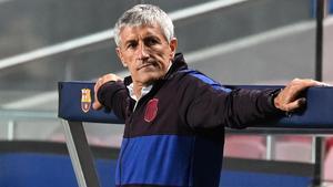 Quique Setién se apoya en el banquillo durante el partido entre Barcelona y Bayern en Lisboa / Michael Regan