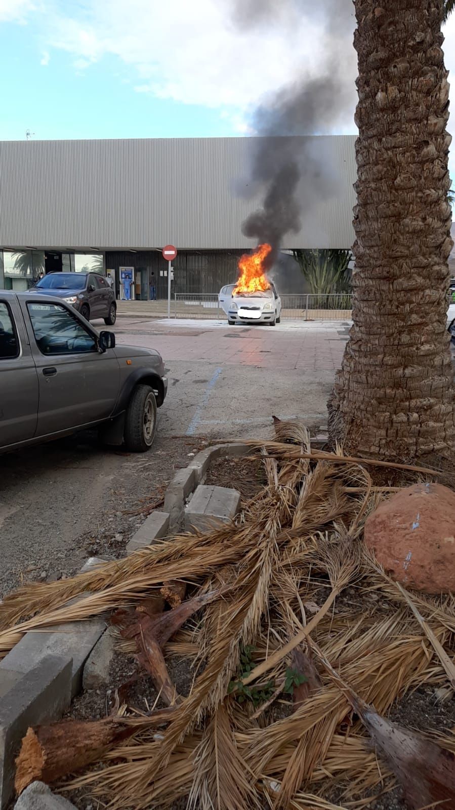 incendio veh�culo en Vecindario.jpeg