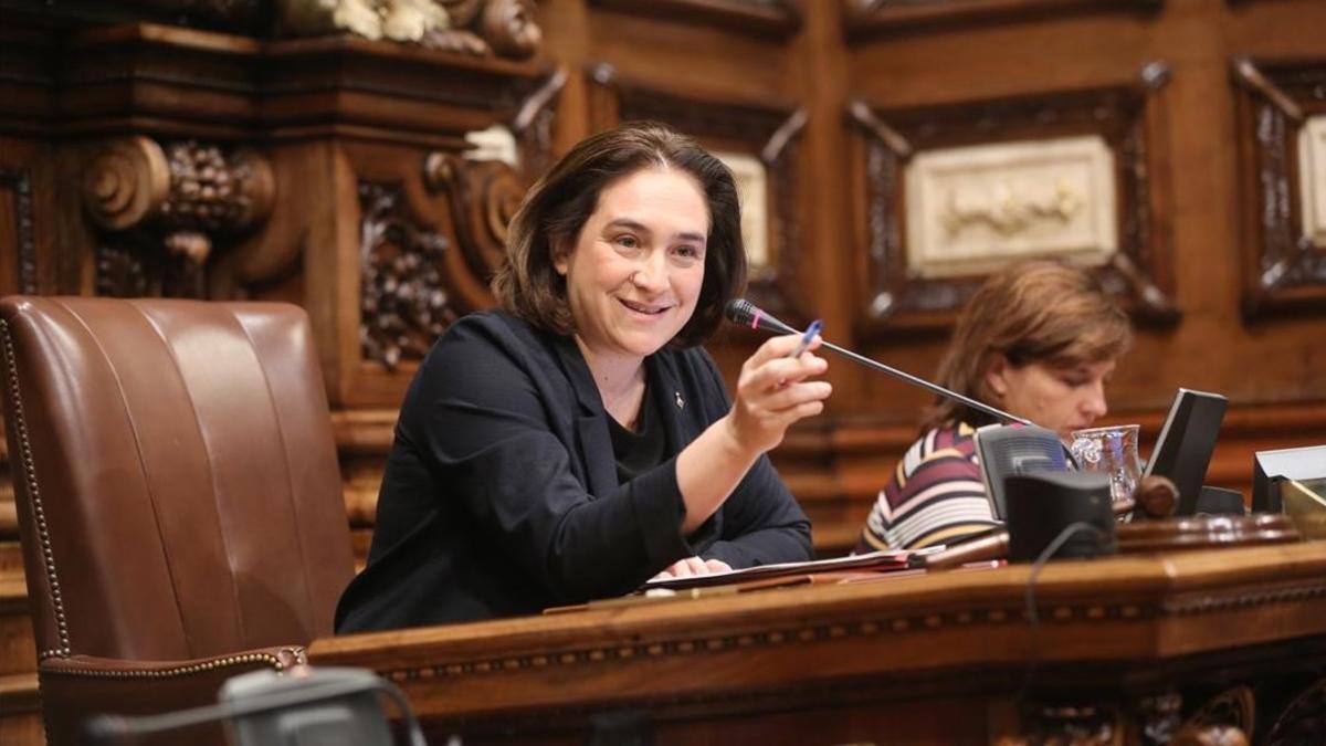 La alcaldesa de Barcelona, Ada Colau, durante el pleno municipal que condenó la aplicación del 155 y la DUI.