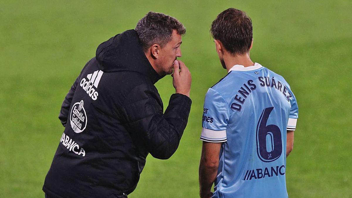 Óscar conversa con Denis durante el partido de ayer.