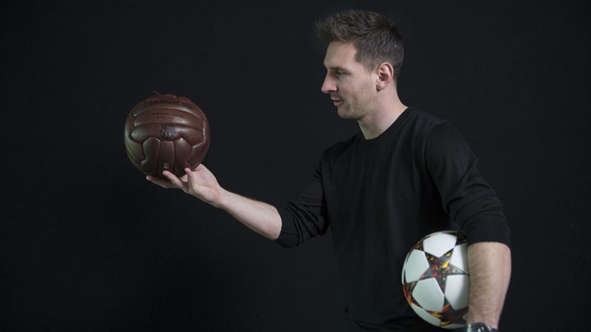 Messi, con un balón de los años 50 y otro actual de la Champions