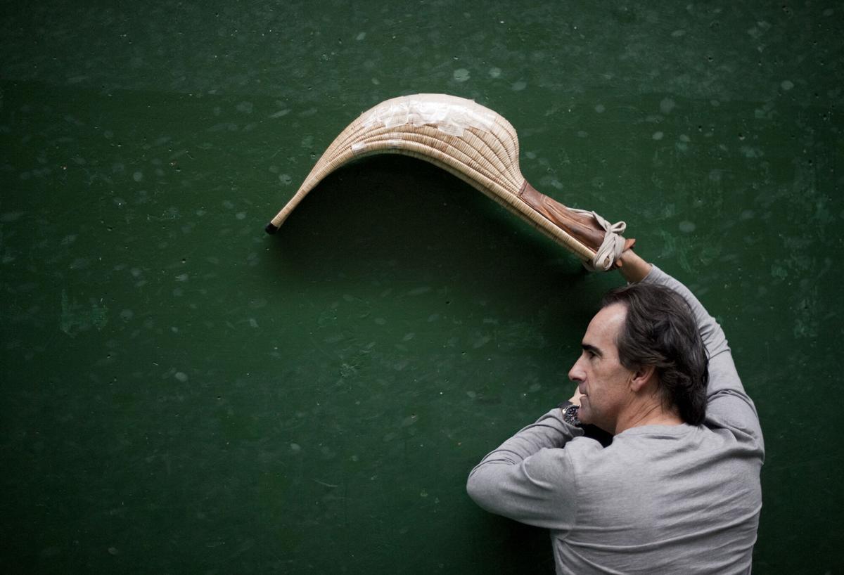 Barcelona 13.11.2012 Deportes Javier Iriondo posa con la cesta como extremidad de su brazo apoyado en la pared del frontón del Palau d'Esports de la Vall d'Hebrón . Fotografía de Jordi Cotrina