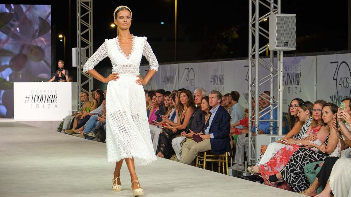 La revista Woman celebra su 30 aniversario con un desfile de Adlib Ibiza en los jardines de Diario de Ibiza