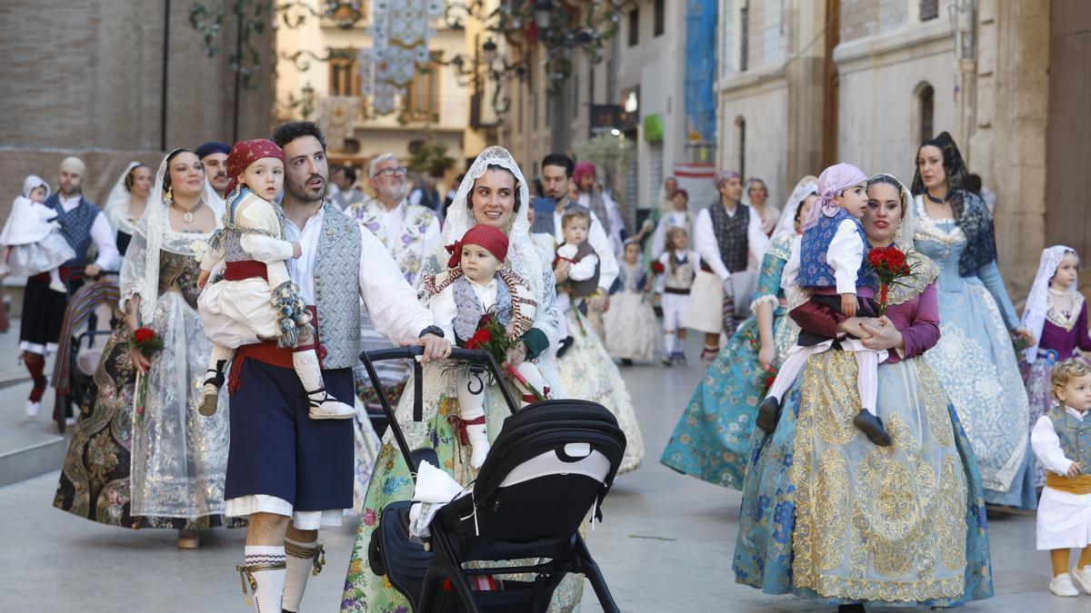 Grupo de falleros y falleras en la Ofrenda del pasado mes de marzo