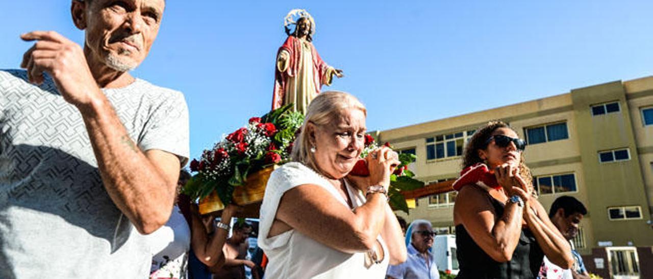 El Sagrado Corazón, en la procesión terrestre, ayer, por las calles de Melenara.