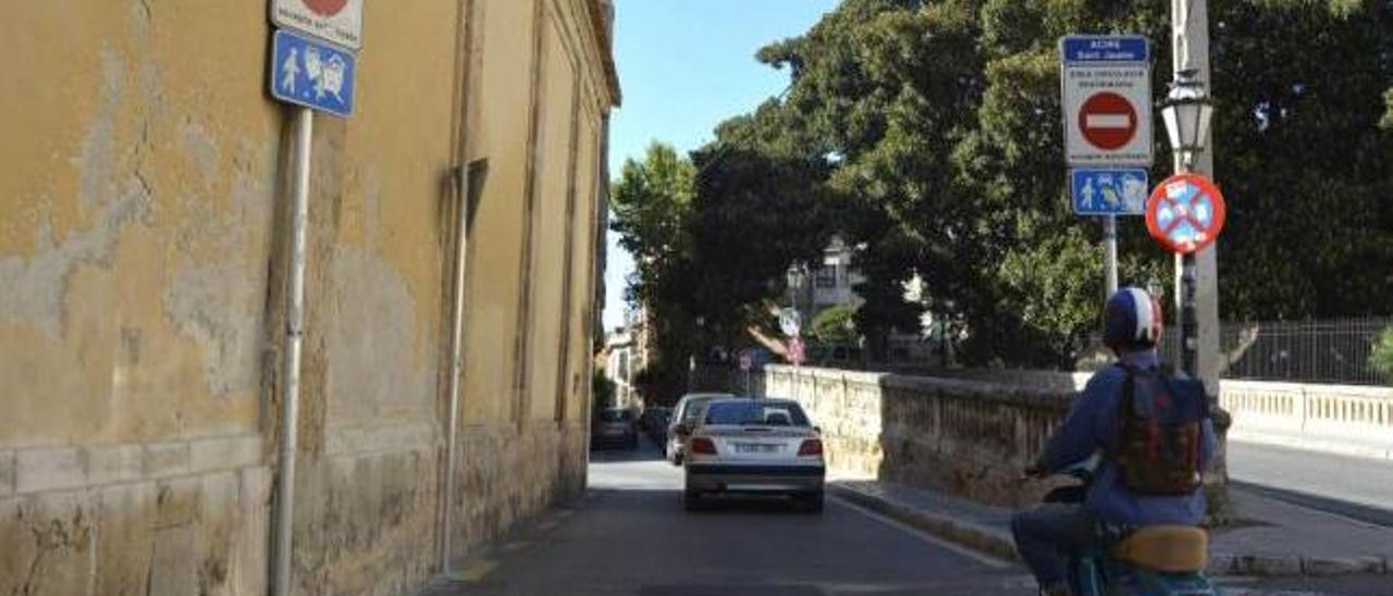 El siniestro tuvo lugar en el acceso al Acire de Sant Jaume situado en la plaza de Santa Magdalena.