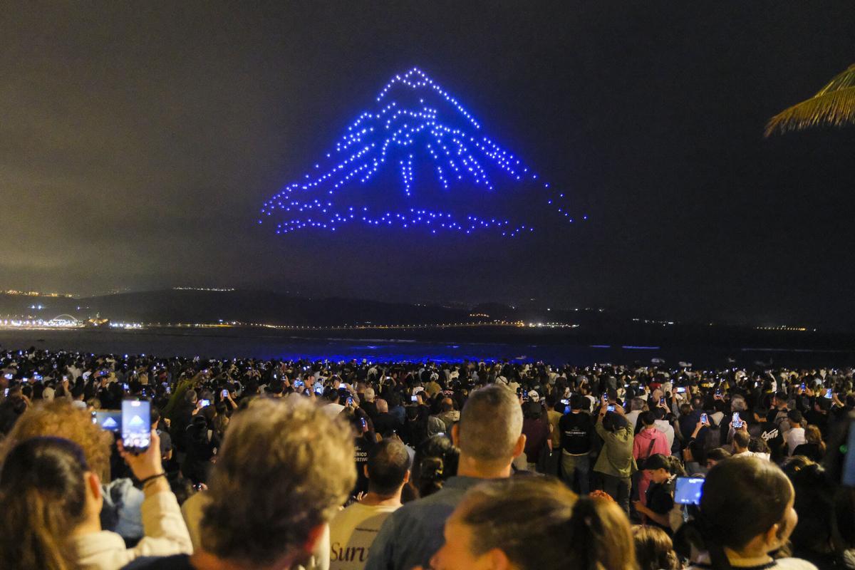 Espectáculo de drones en Las Canteras para anunciar el nuevo disco de Quevedo, 'El Baifo'