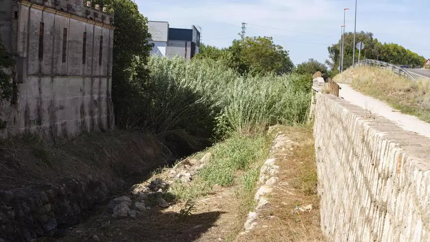 El barranco de la Casella, libre de vegetación para afrontar la época de lluvias