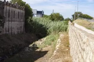 El barranco de la Casella, libre de vegetación para afrontar la época de lluvias
