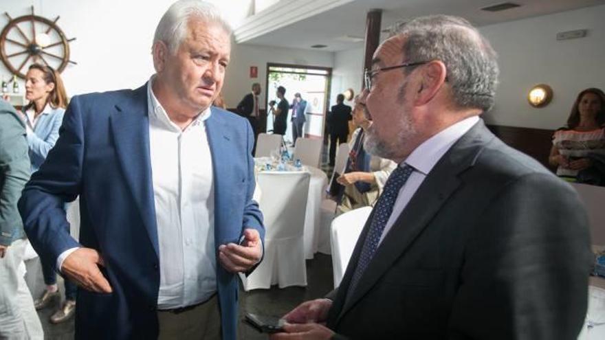El presidente de Coepa, Francisco Gómez, conversa con el de Cierval, José Vicente González.