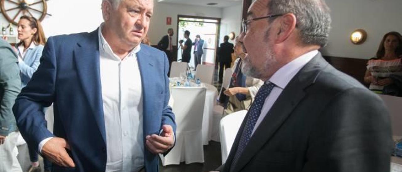 El presidente de Coepa, Francisco Gómez, conversa con el de Cierval, José Vicente González.