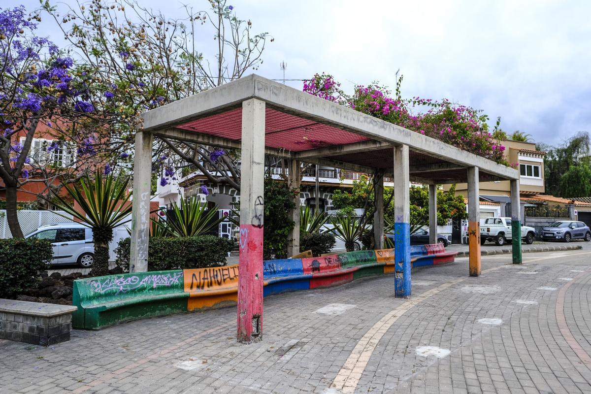 Mal estado de la Plaza Gabriel Megías Pombo en Las Alcaravaneras (Las Palmas de Gran Canaria) Mal estado de la Plaza Gabriel Megías Pombo en Las Alcaravaneras (Las Palmas de Gran Canaria)