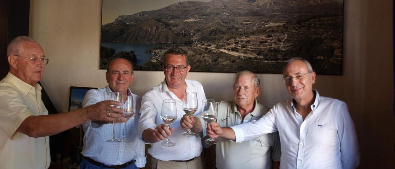 Brindis con copas de agua de los cinco protagonistas de la reunión organizada por la Frax 41 años después.