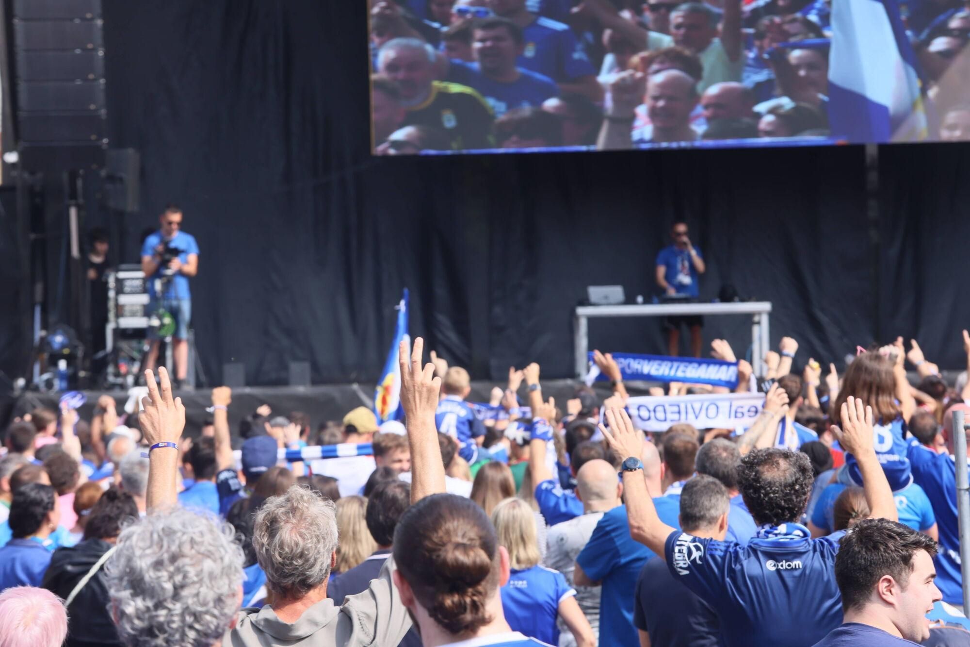 Locura azul en las calles de Oviedo para celebrar el ascenso del equipo a Primera División