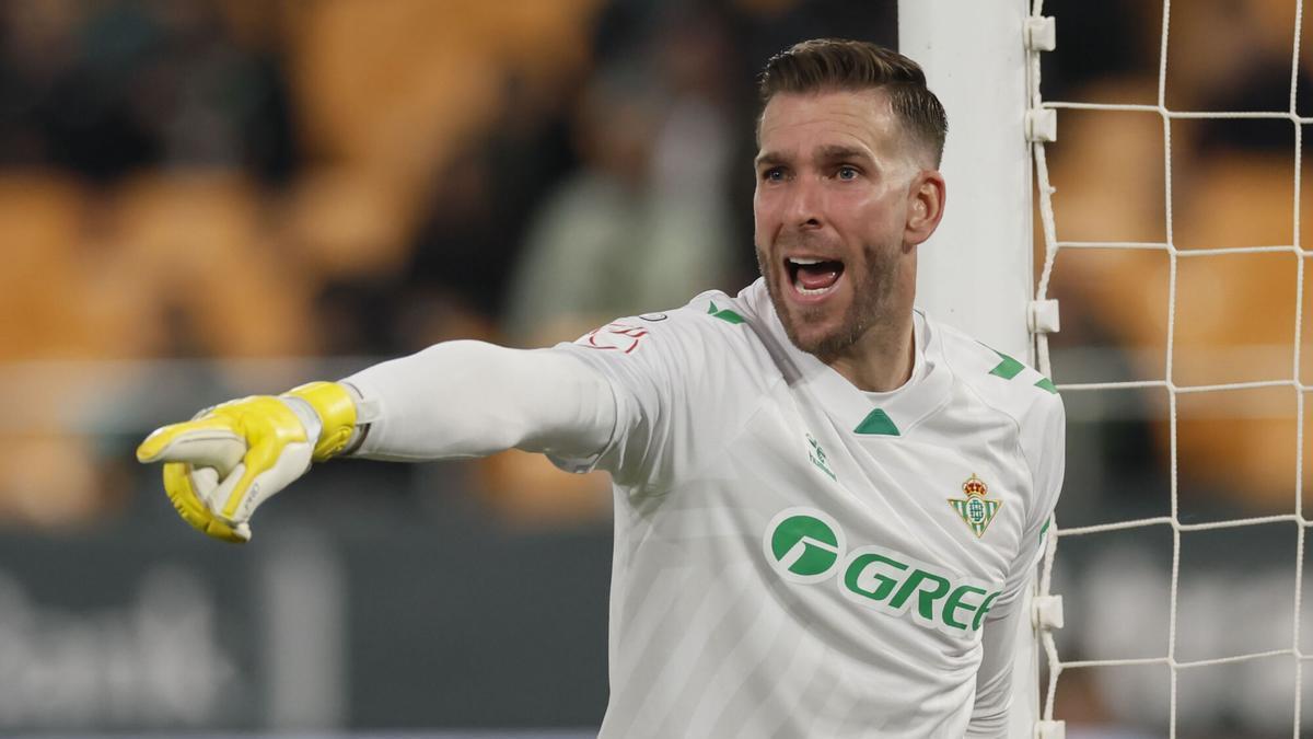 Adrián San Miguel, portero del Real Betis Balompié, en un partido del conjunto verdiblanco esta temporada