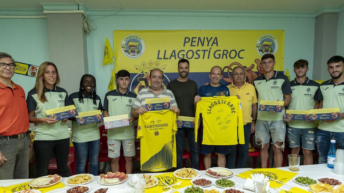 Jorge Cuenca, Manu Morlanes, Carlo Adriano, Rodri Alonso, Estefa Lima y Fatou Kanteh, en la inauguración de la penya de Vinaròs.