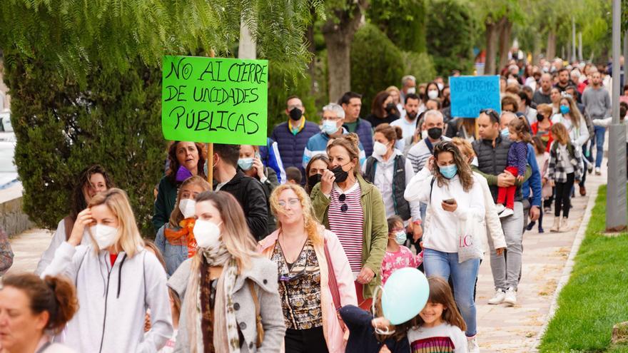 Unas 300 personas se manifiestan en Pozoblanco contra el cierre de una línea de Infantil