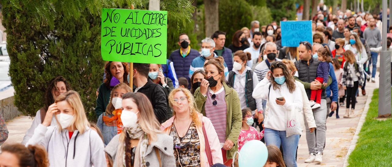 Manifestación de los padres y alumnos del CEIP Virgen de Luna de Pozoblanco.