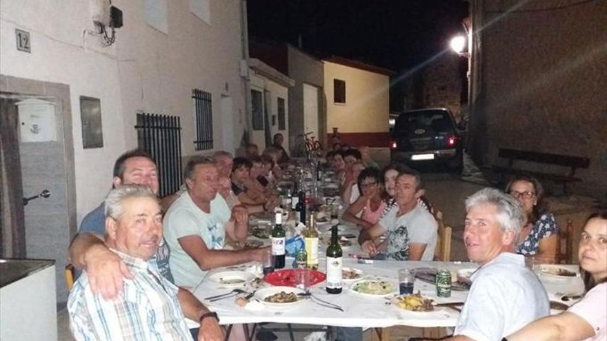 Cena vecinal en la calle Remedio