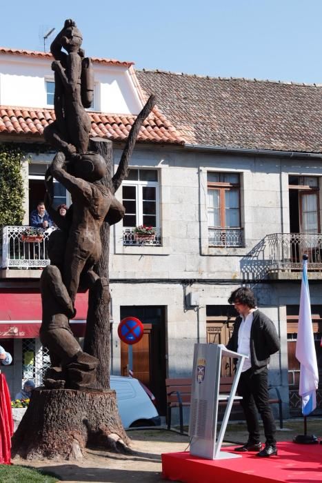 El Concello inaugura la talla de David Leirós sobre el antiguo cedro de la Praza Paradela.