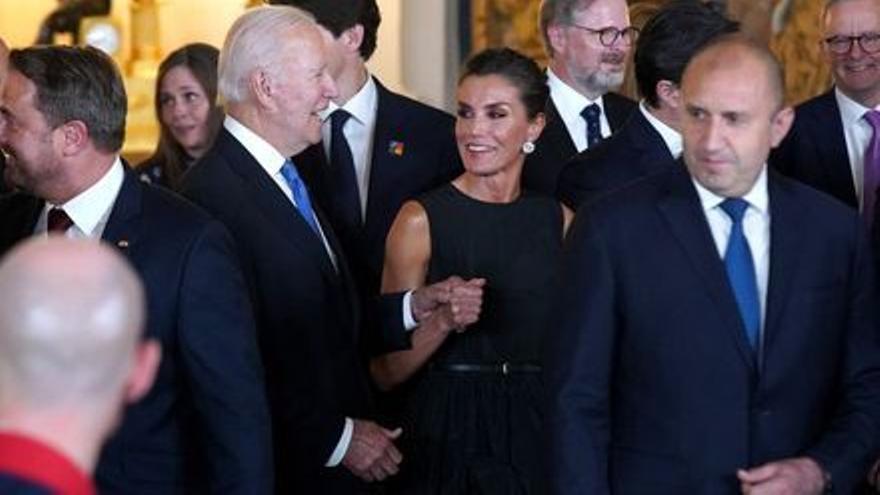 Letizia habla con el presidente de EEUU, Joe Biden, en la cena de gala que los Reyes ofrecieron a los participantes en la cumbre de la OTAN, el pasado mes de junio.