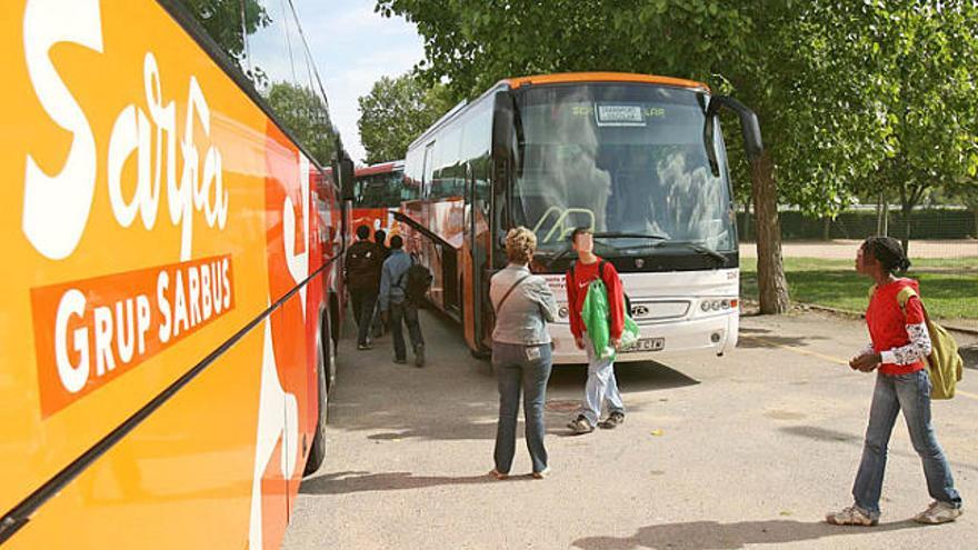 Alumnes de l&#039;institut Ridaura es dirigeixen als autobusos escolars en acabar l&#039;horari lectiu.