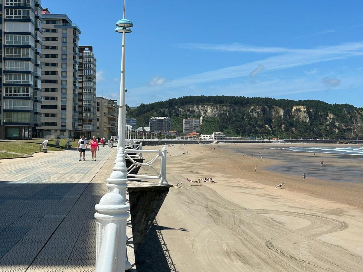 EN IMÁGENES: Las playas de Castrillón recibena a los primeros socorristas del verano EN IMÁGENES: Las playas de Castrillón recibena a los primeros socorristas del verano