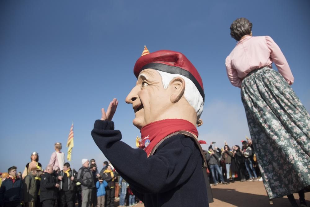 Lledoners s'omple de gegants i gegantons en una trobada inèdita