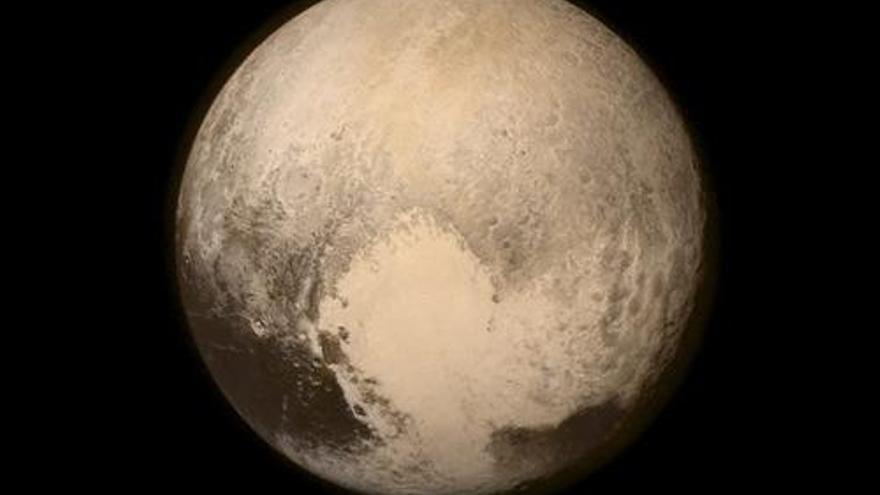 Imatge facilitada per la NASA ahir on es veu Plutó fotografiat des de 768.000 km de distància.