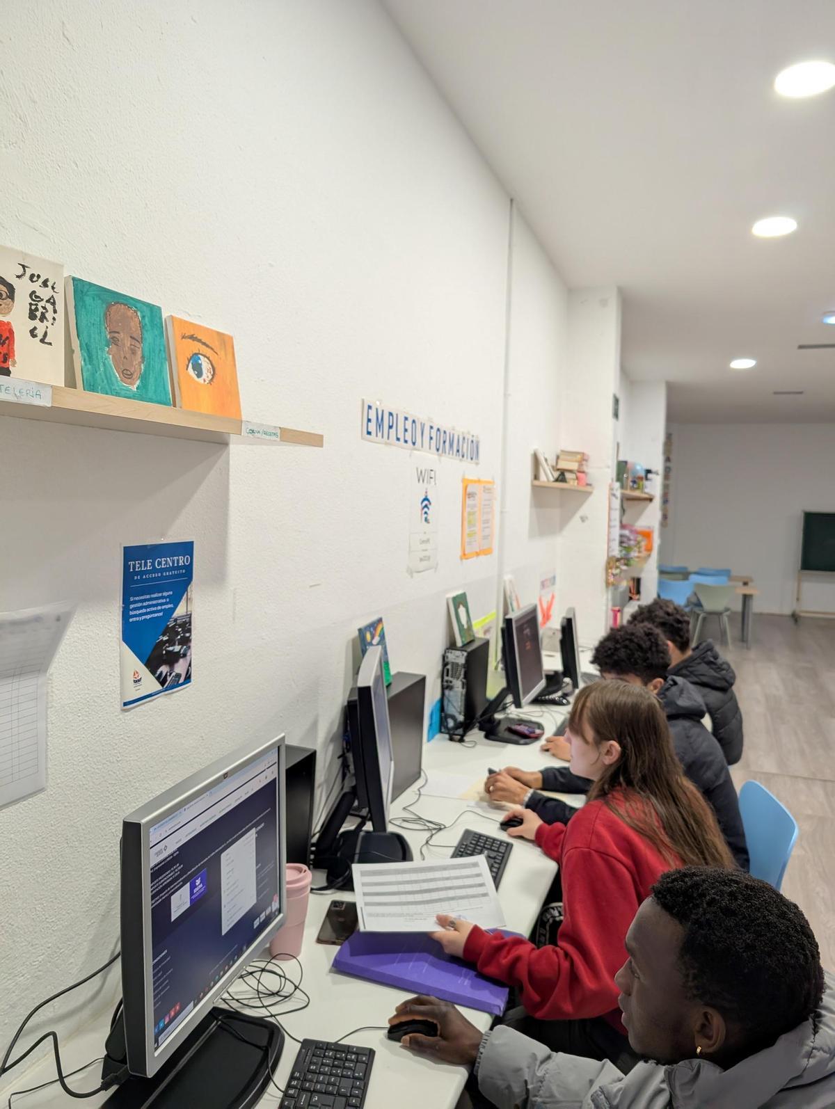 Jóvenes del programa durante una actividad.