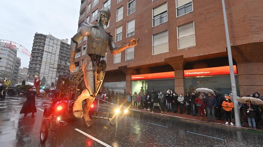 El desfile de animación de la Magdalena devuelve la ilusión a Castelló bajo la lluvia