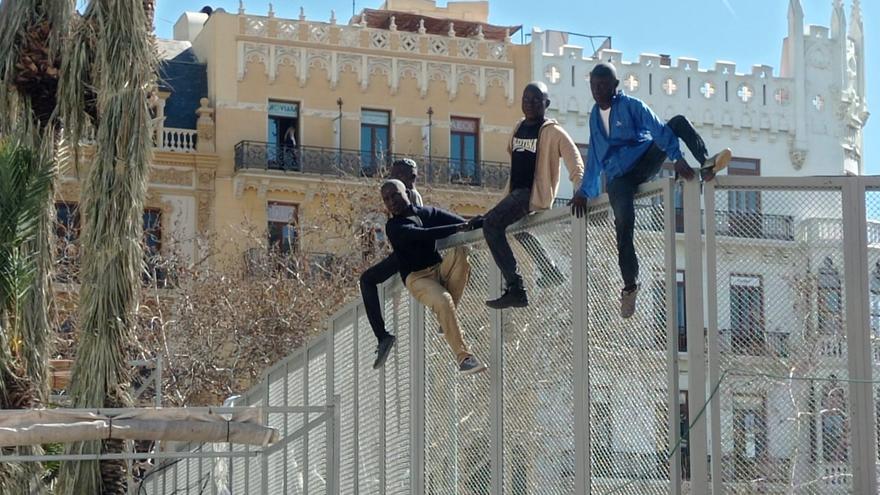 Cuatro ninots &quot;migrantes&quot; escalan la valla de la mascletà