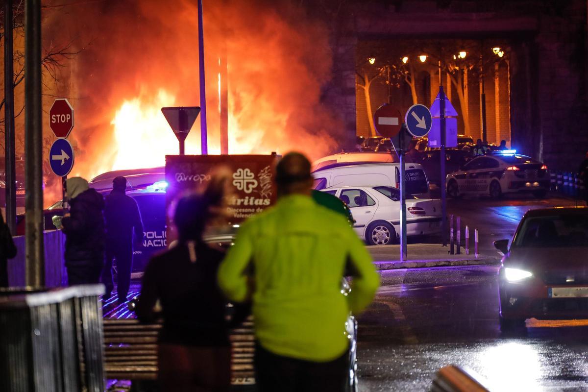 Imágenes del incendio de coches en Alcoy